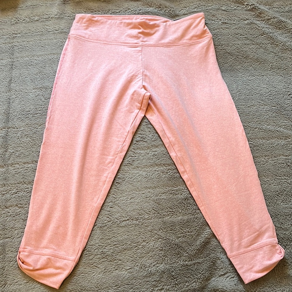 NWT Victoria’s Secret Sport Capri Leggings Peach Size Large